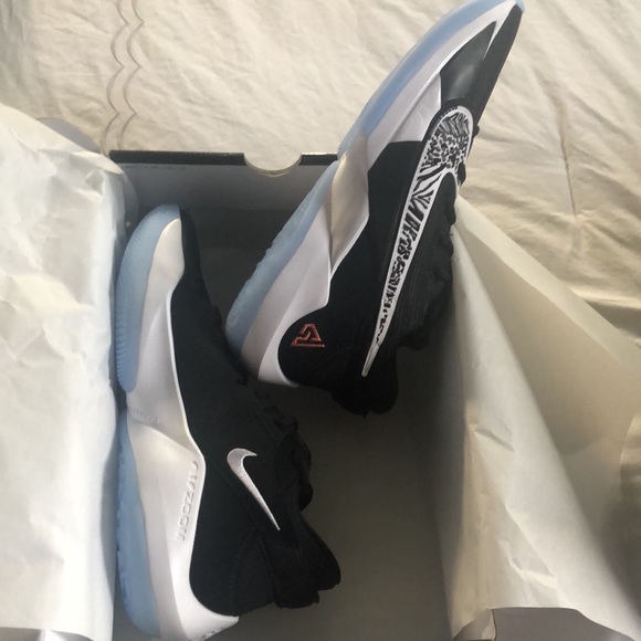 NWT IN BOX NIKE GIANNIS ZOOM FREAK Boys 5.5. - Picture 3 of 6